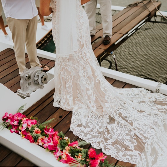 Vow’d Peacock Wedding Dress 🧜🏽♀️ - Picture 6 of 10